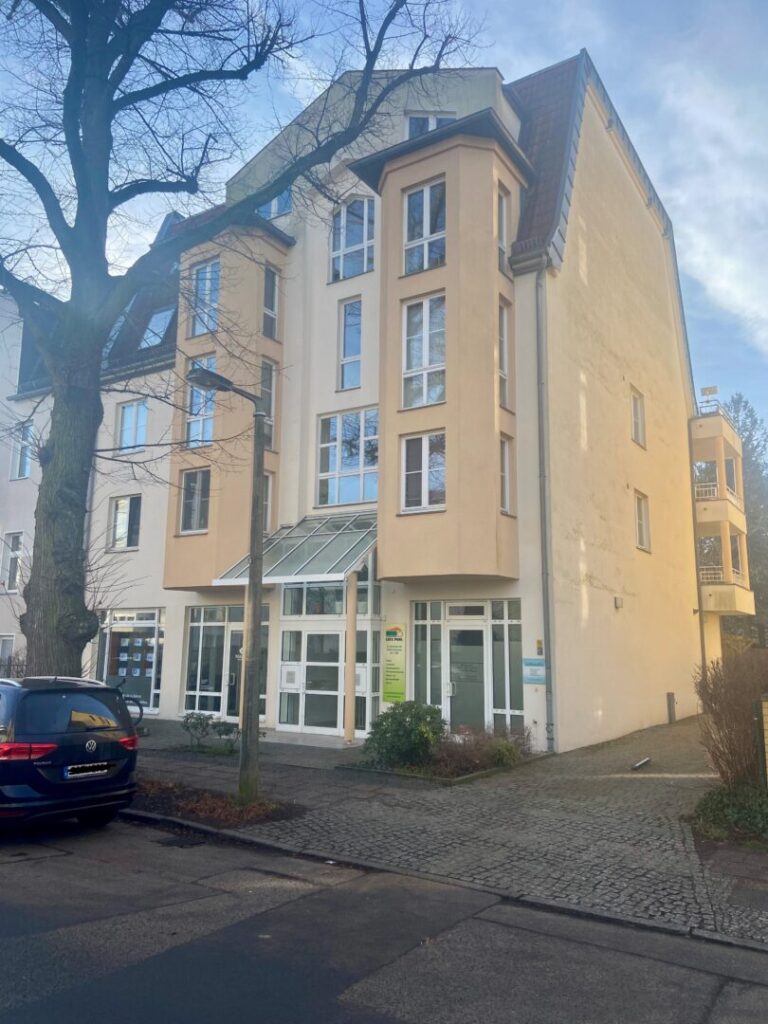 Helle 2 Zi-Whg. Mit Großem Balkon In Berlin-Pankow/Niederschönhausen, Solide Kapitalanlage 6 Straßenansicht