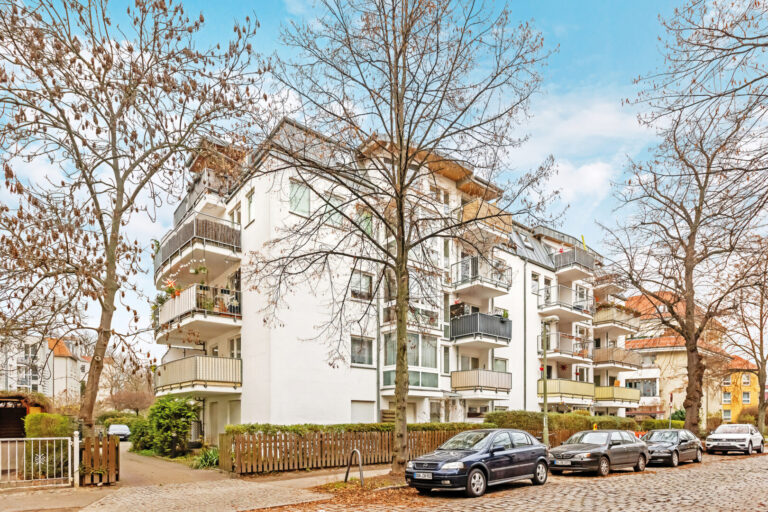 Vermietete 2 Zimmer-Dachgeschosswohnung In Niederschönhausen, Mit Terrasse Und Stellplatz 4 Straßenansicht