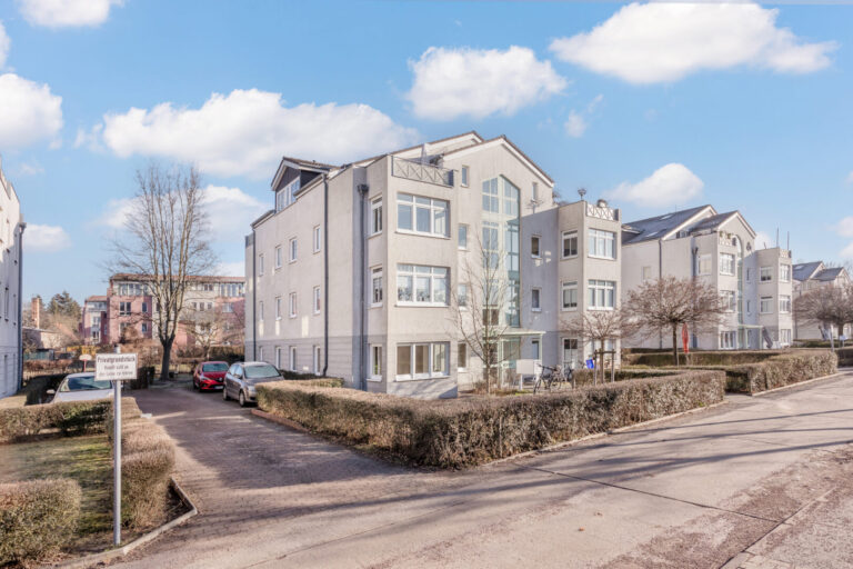 Charmante 2-Zimmer-Gartenwohnung Mit Zusätzlichem Zimmer In Begehrter Pankower Lage 2 Frontansicht