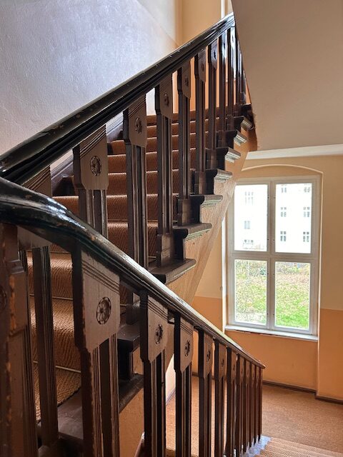 Sonnige 1-Zimmer-Wohnung Mit Balkon &Amp;Amp; Historischem Charme – Vermietet! 1 Treppenhaus