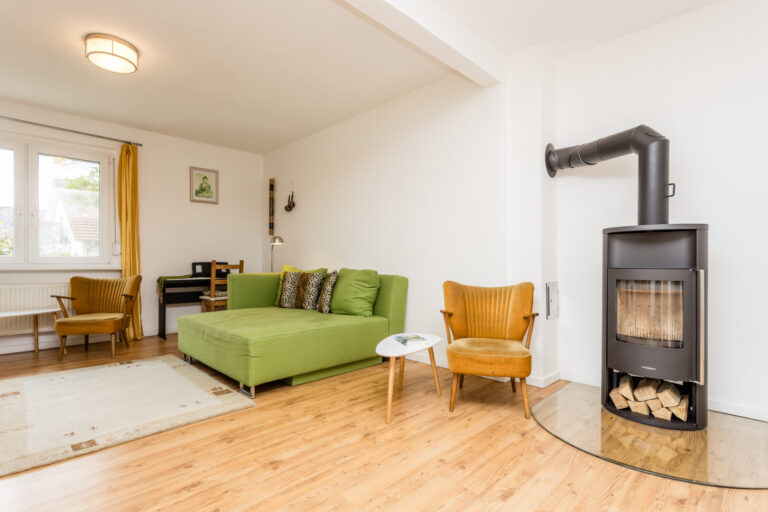 Charmanter Bungalow – Liebevoll Kernsaniertes Einfamilienhaus Mit Garten 1 Zimmer 1