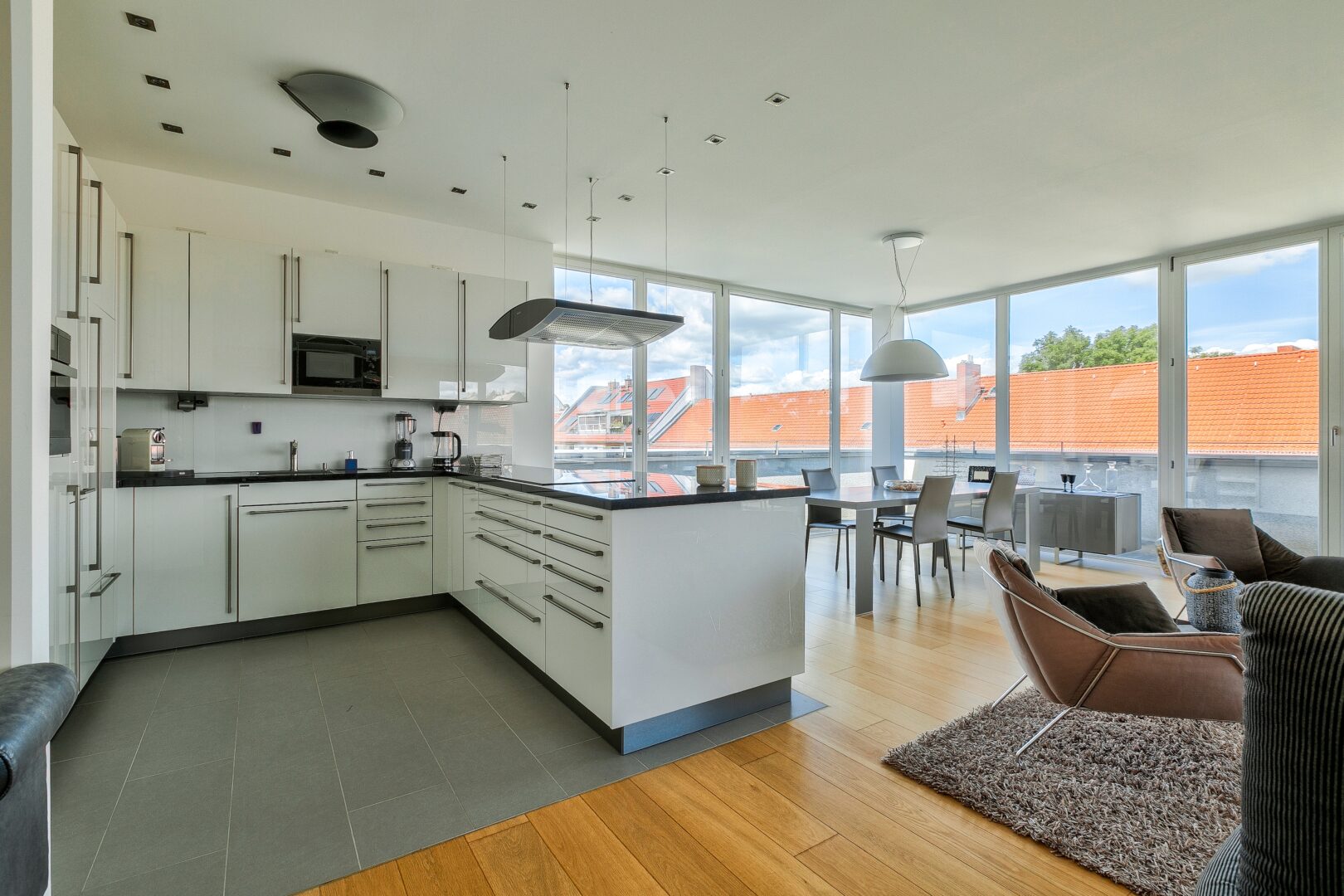 Küche mit Terrassenzugang