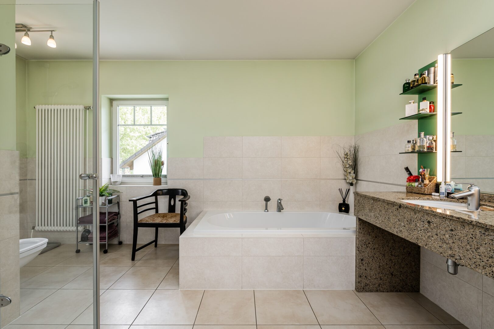 Wanne-/Dushebad mit Bidet und WC