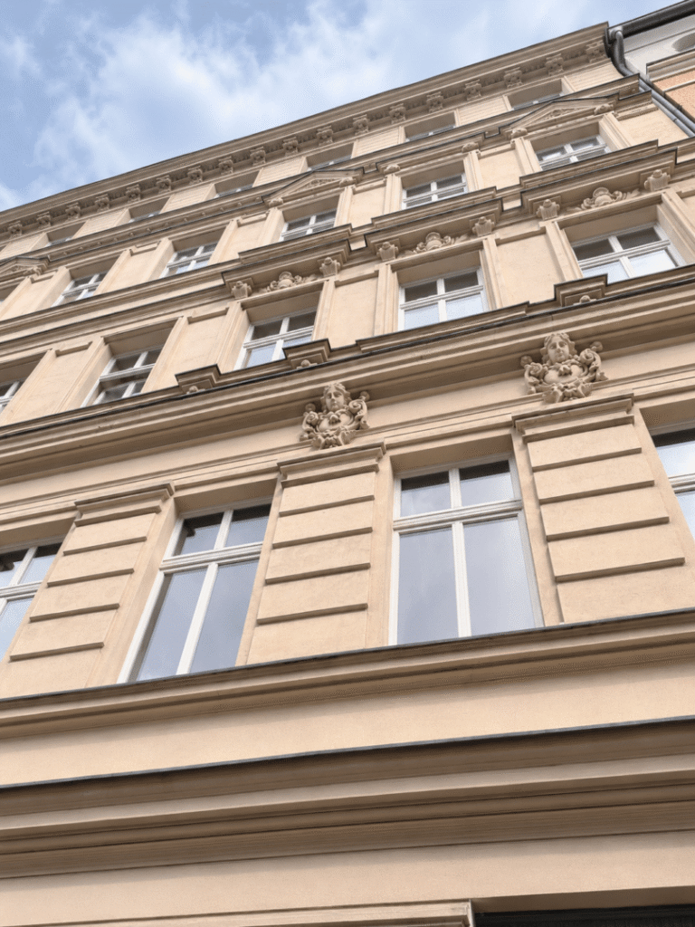 Ein Kleinod Für Altbauliebhaber: Originaldielen Und Eine Grüne Hofoase Im Bergmannkiez. 2 Fassade Detailansicht