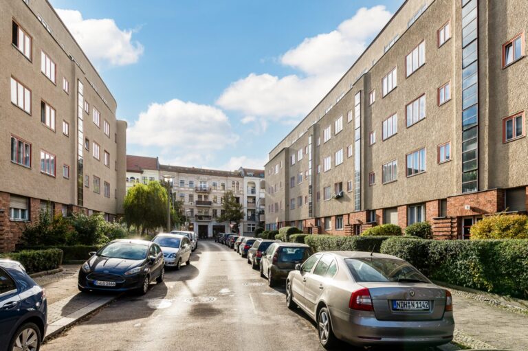 Florakiez! 2 Zimmer Altbauwohnung Mit Balkon, Frei Beziehbar 2 Straßenansicht